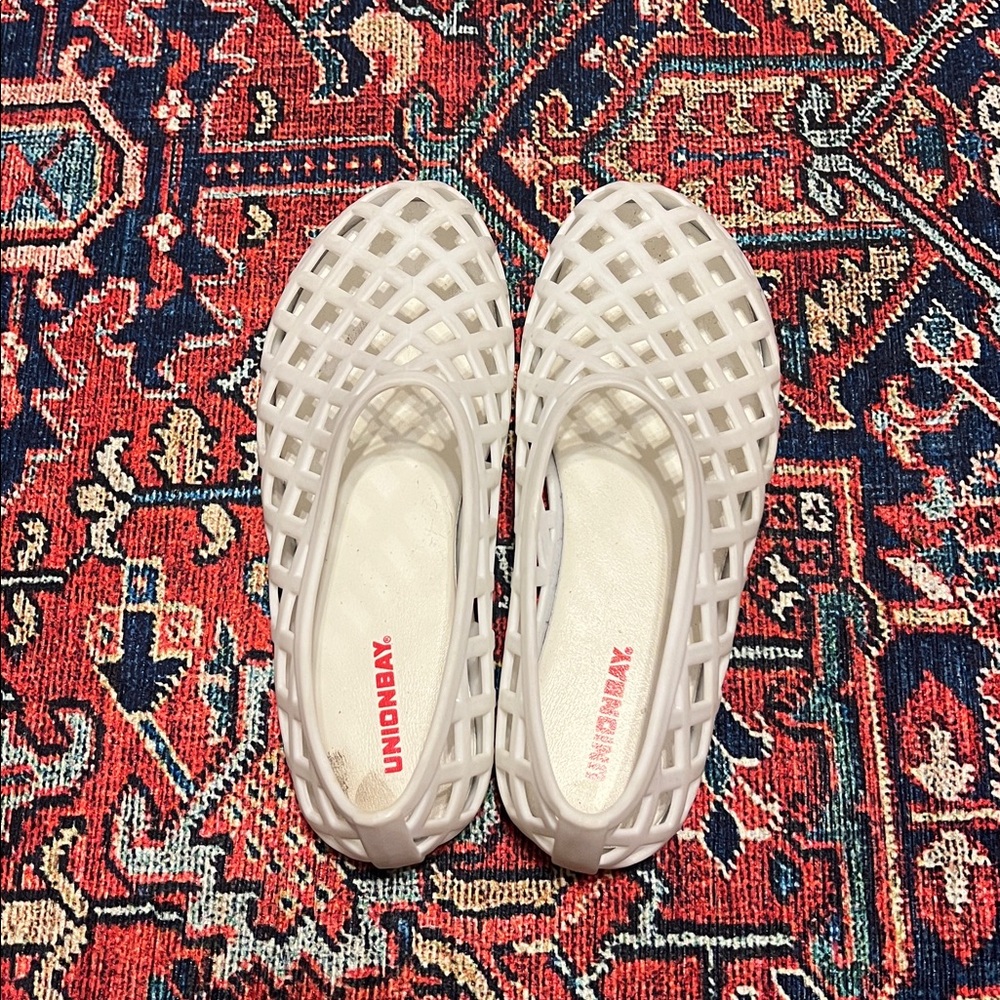Unionbay jelly sandal size 6 women in
Color white used and in great conditions